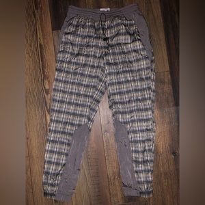 Patterned wind pant